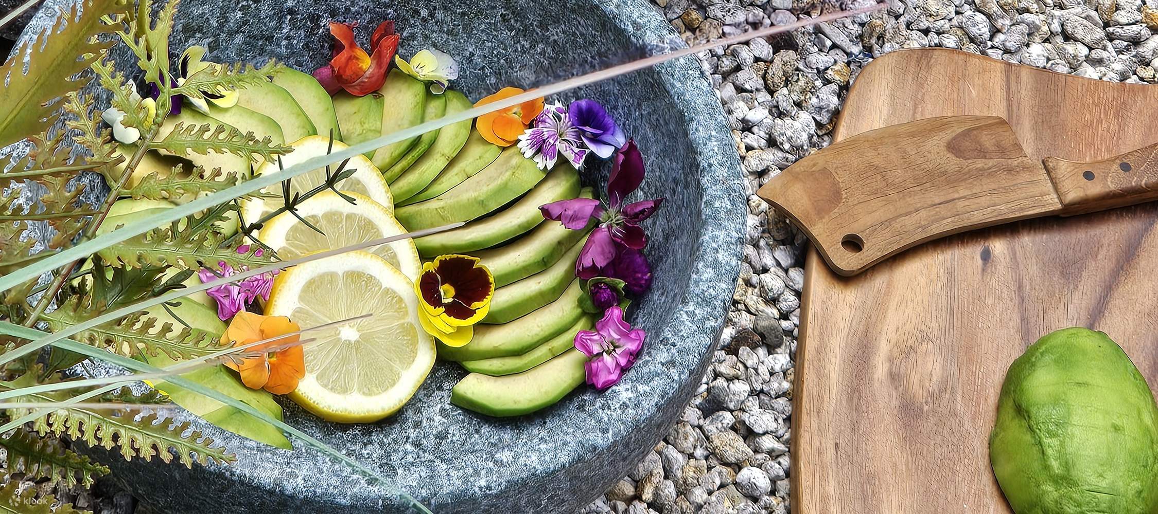 Enjoy head spa treatments using lemon, avocado, seaweed, and more — natural ingredients that nurture both scalp and soul.