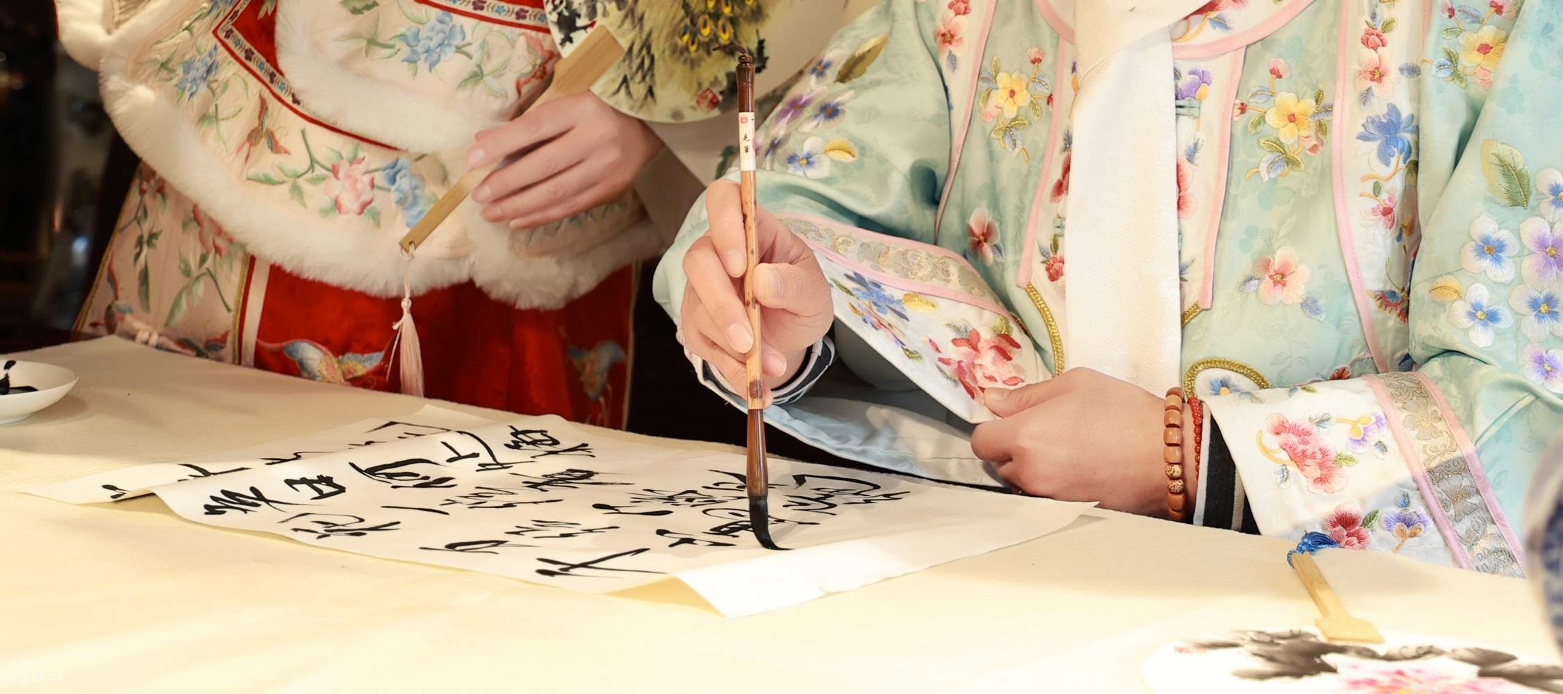 Trajes de la dinastía Qing y té de la tarde antiguo, fotografía de escena interior exclusiva y experiencia de caligrafía - Eatwith