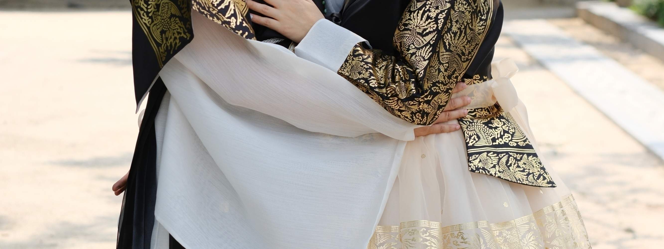 Es gibt eine höherwertige Option über unserer Premium Hanbok Linie, die als Special Hanbok bezeichnet wird. Diese Option ist nicht auf der Webseite aufgeführt, aber Sie können vor Ort darauf upgraden.