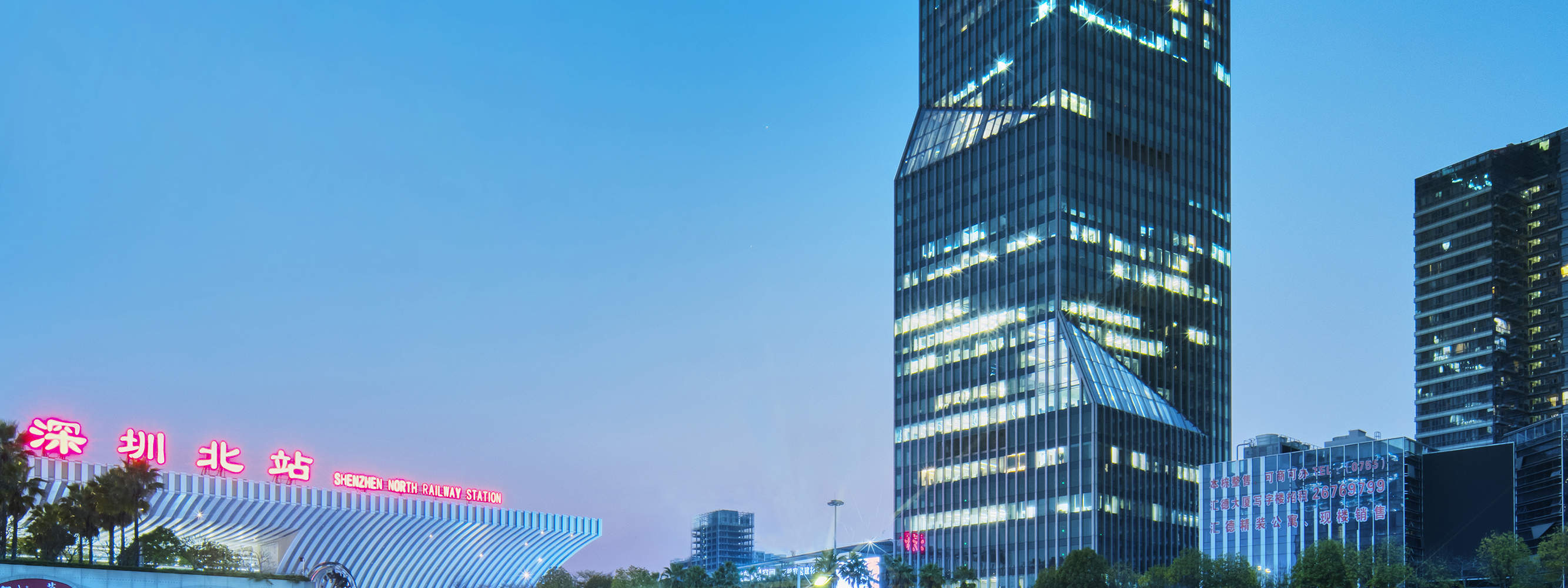 Das Hotel liegt am Ostplatz des Nordbahnhofs von Shenzhen, einem großen, umfassenden Verkehrsknotenpunkt in der Greater Bay Area Guangdong-Hong Kong-Macao, und im geschäftigen Geschäftsviertel des Bezirks Longhua in Shenzhen. Aufgrund der hervorragenden g