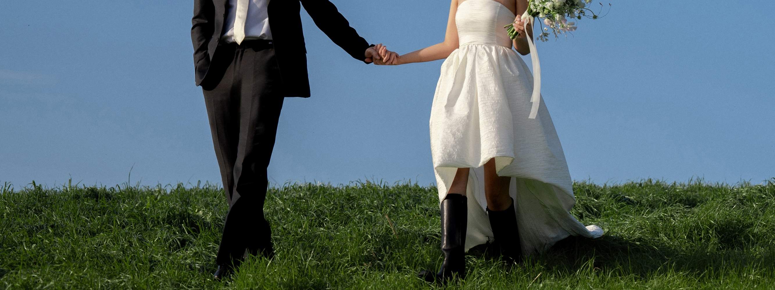 在浪漫的戶外拍攝婚紗照，將濟州蔚藍的天空和自然風光盡收眼底，留下難忘的回憶。