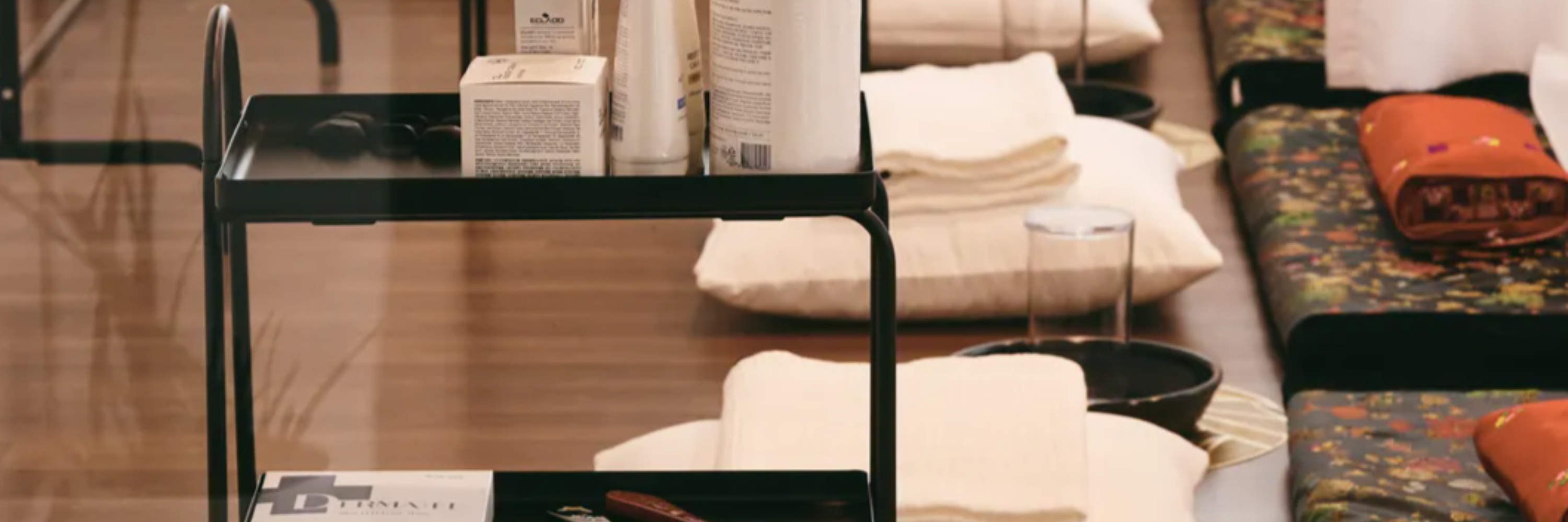 在您休憩的地方，祝福正在等待着您——感受萦绕在您身边的恩典与温暖。