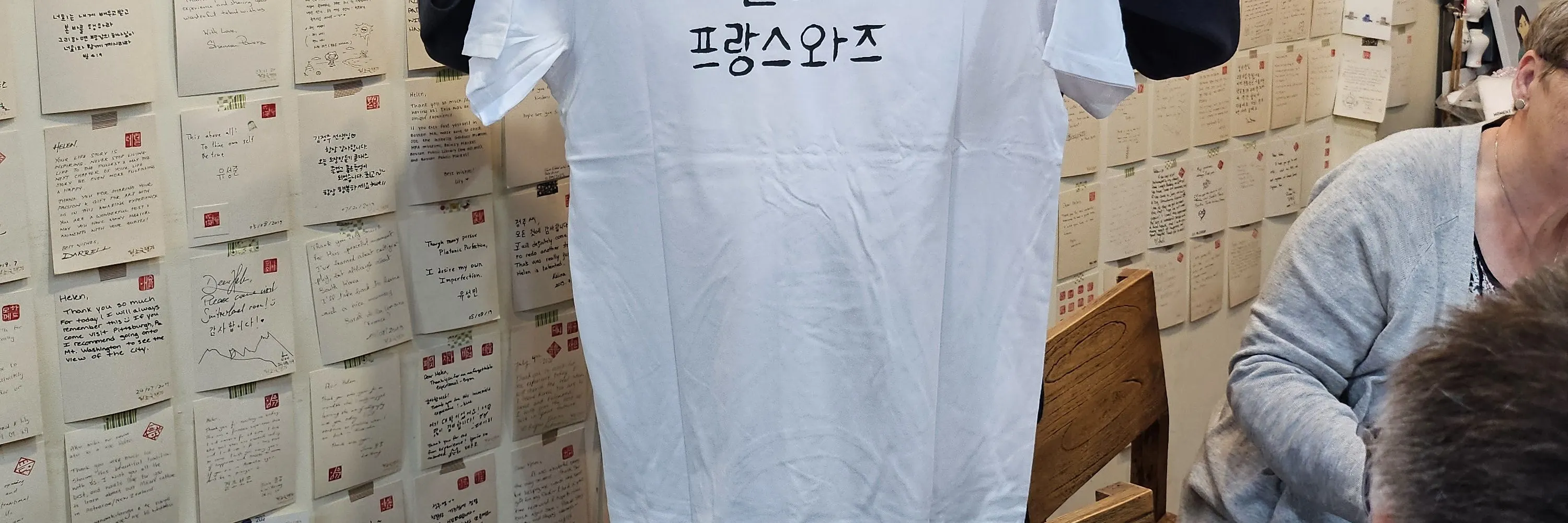 在首尔仁寺洞用韩文制作一件印有你名字的 T 恤
