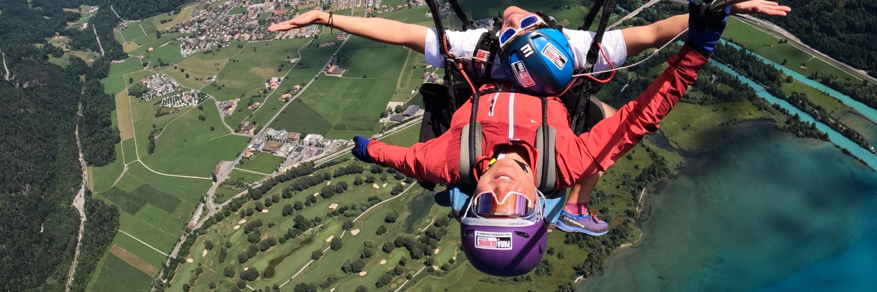 滑翔傘後方山脈