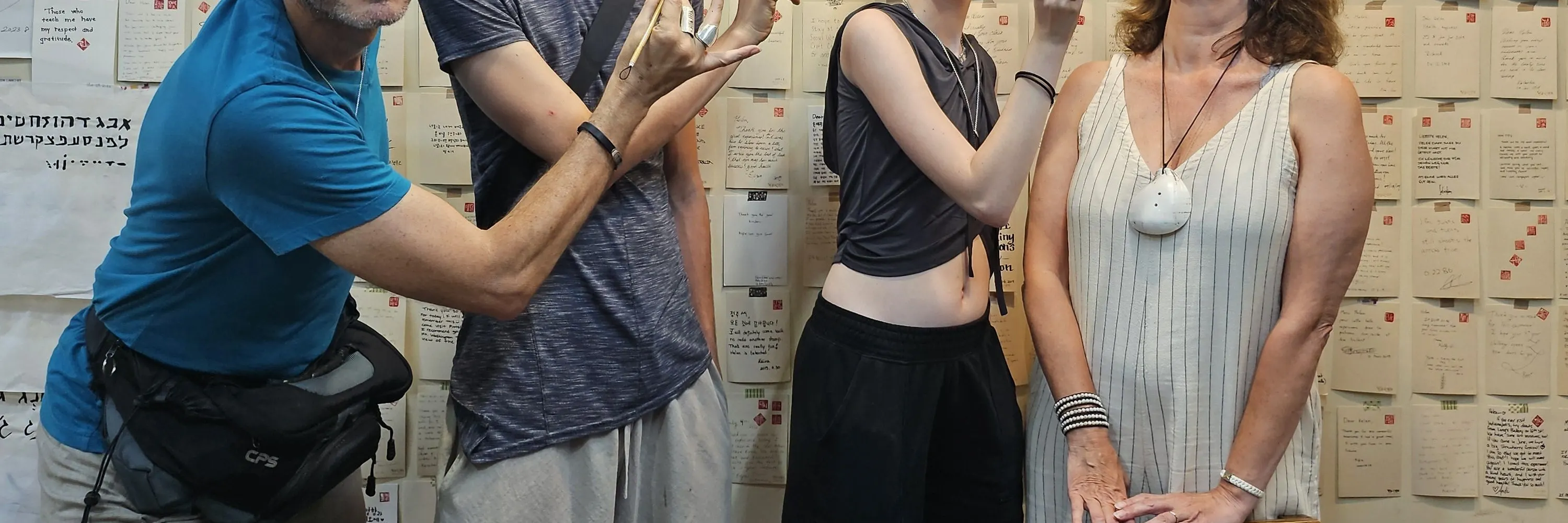 在首尔仁寺洞与正州一起创作书法卷轴