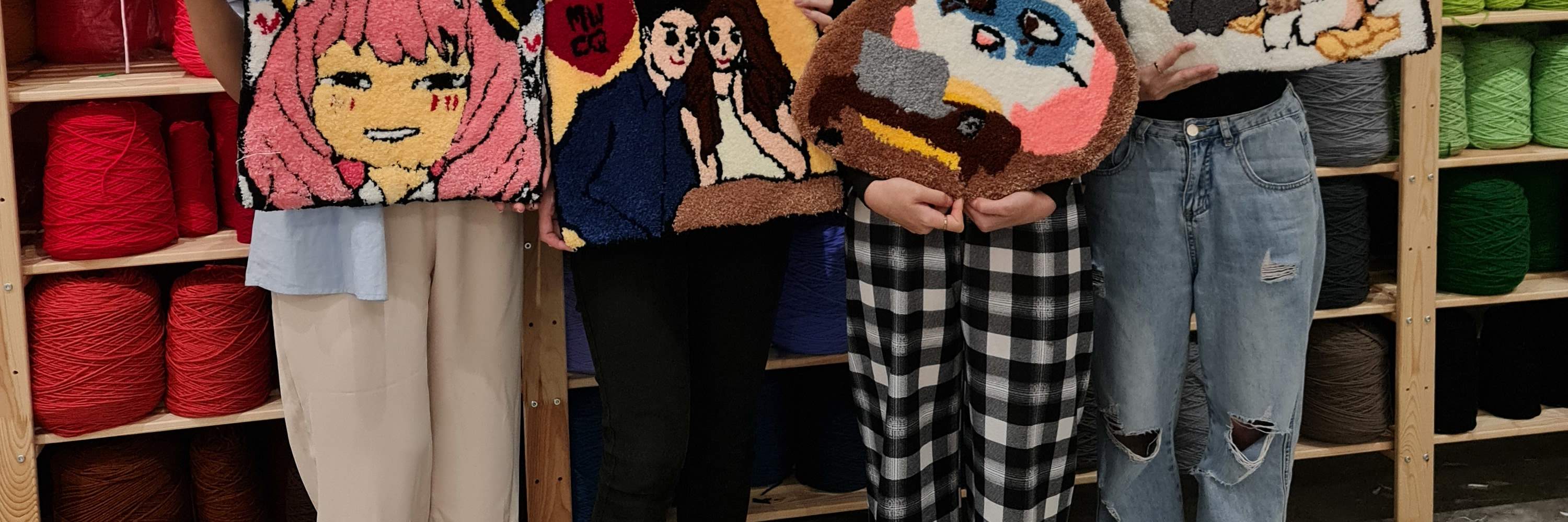 4 anak perempuan dengan karya seni mereka 