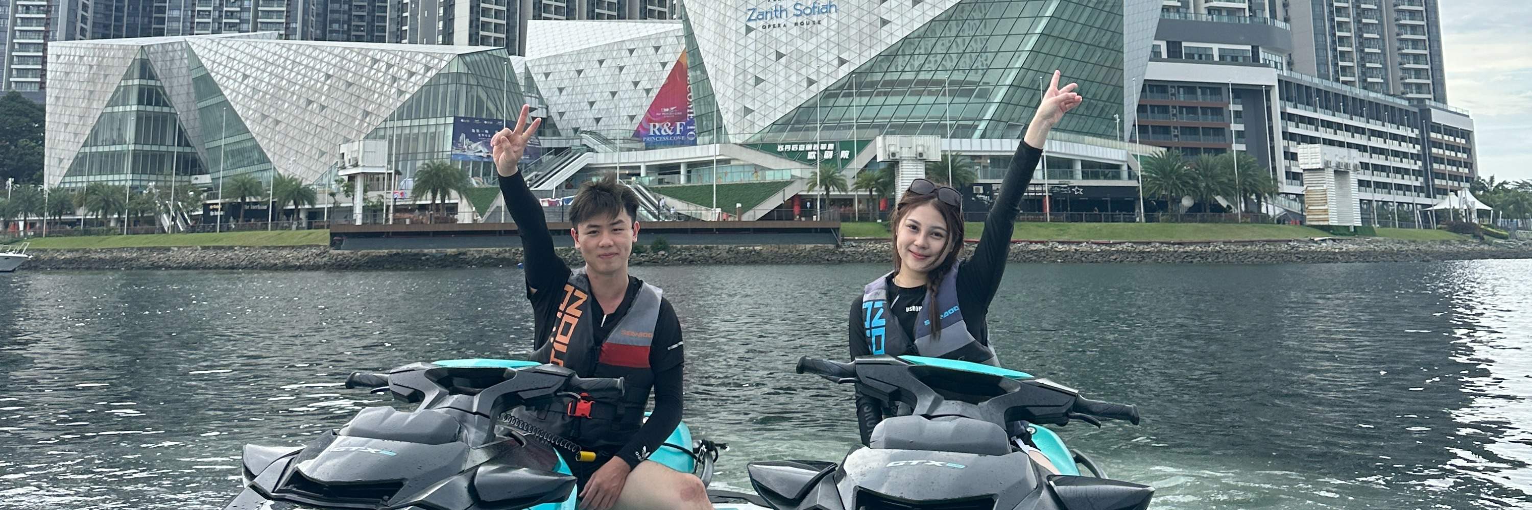 seekor bebek dengan empat jetski 