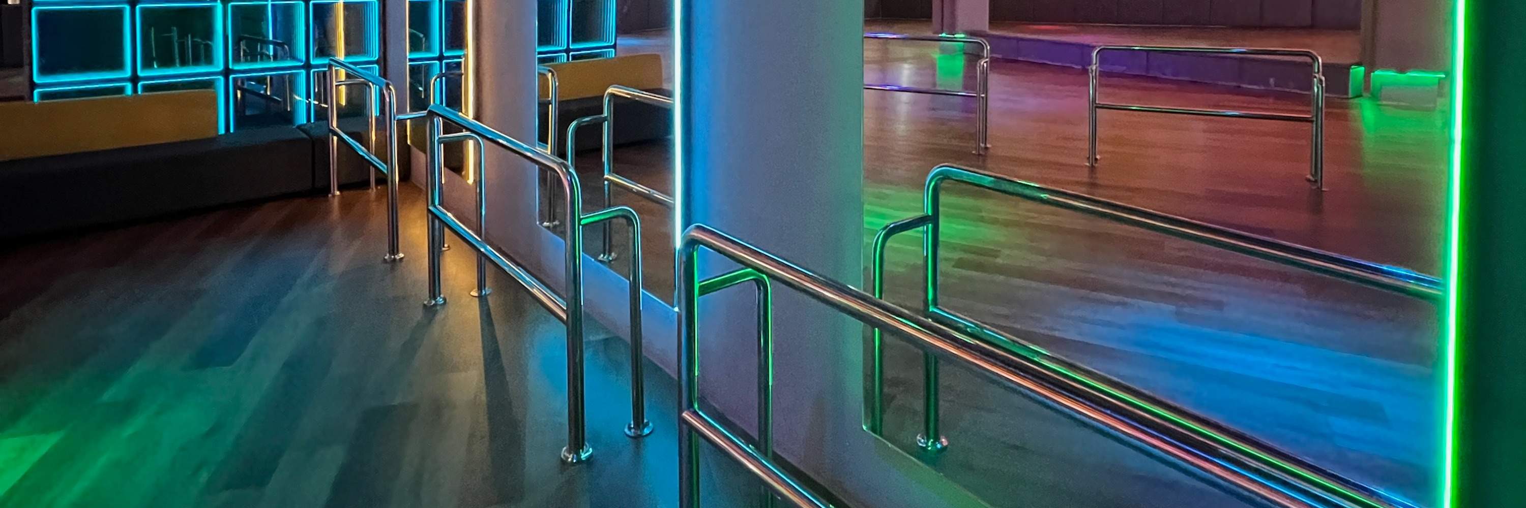 Alcuni specchi nella pista di pattinaggio a rotelle