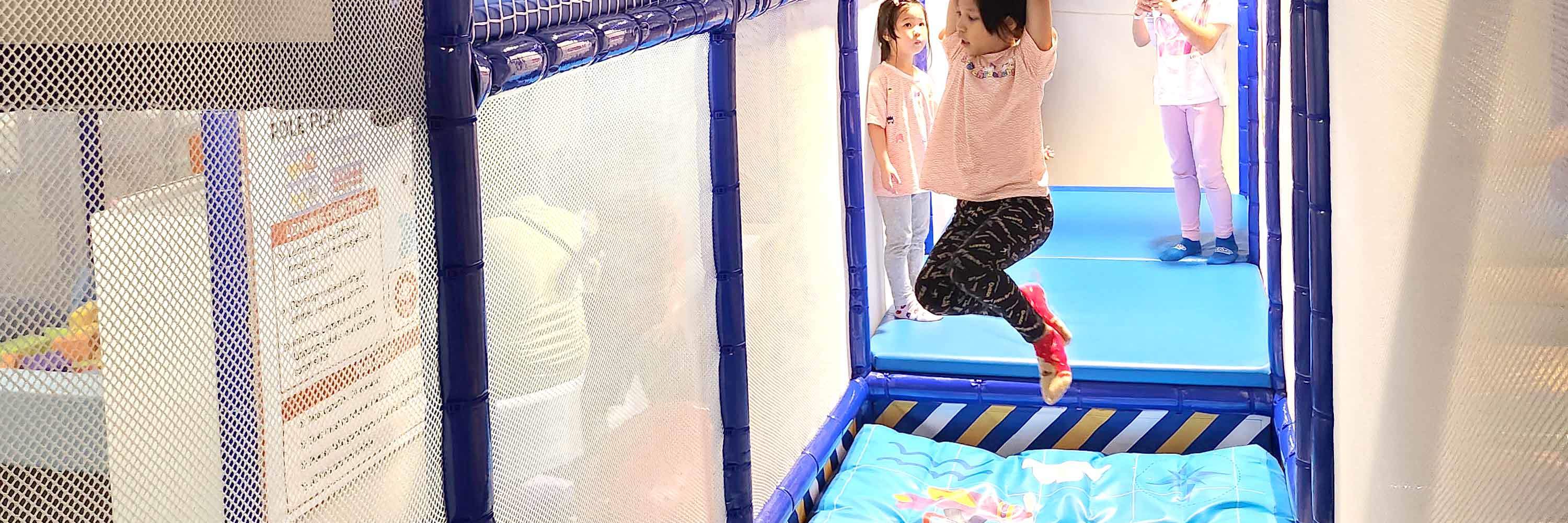 niño columpiándose en la atracción