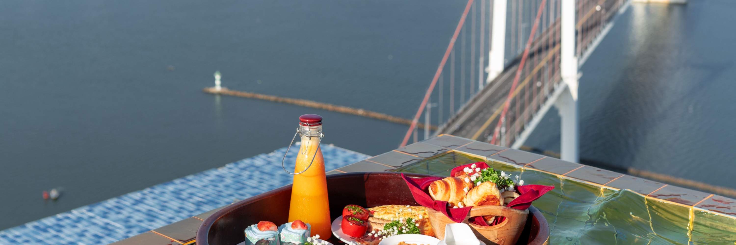 Desayuno Flotante En La Piscina Infinita En Wyndham Danang Golden Bay