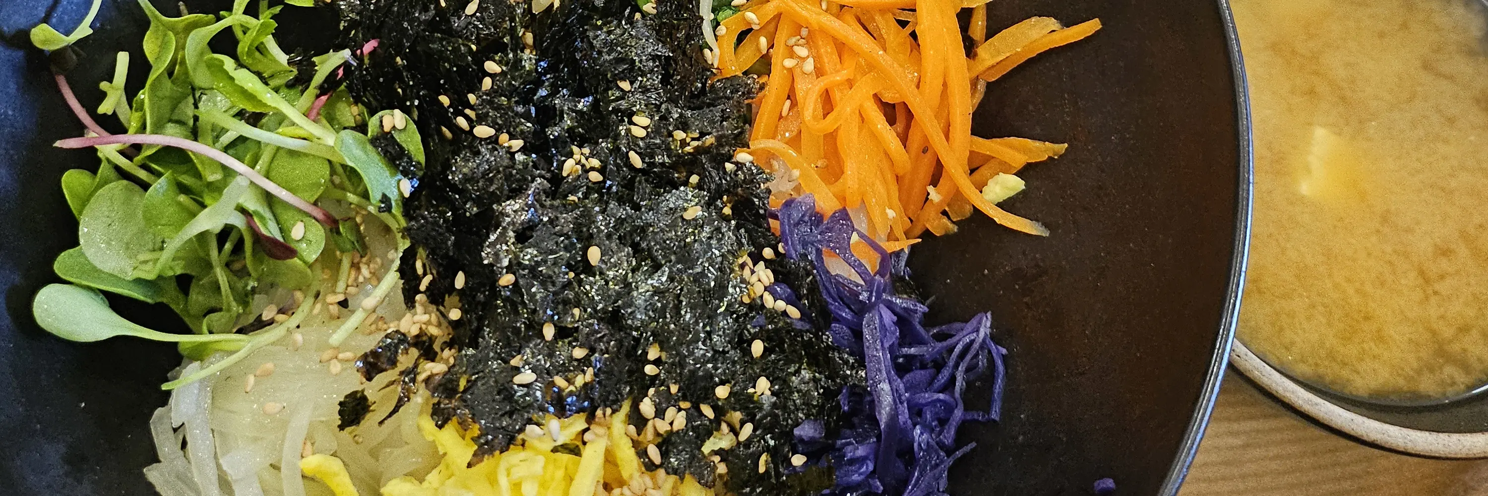 餐点：尝尝韩国招牌菜——拌饭！
享用用有机食材烹制的温热米饭。