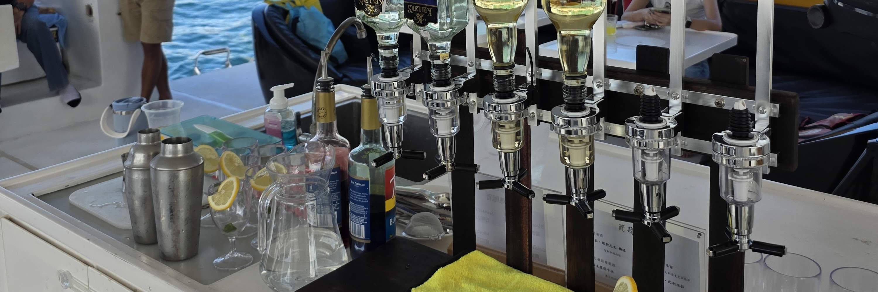 Perjalanan Sehari Perahu Pesta atau Pesiar Matahari Terbenam di Kota Kinabalu, Sabah 