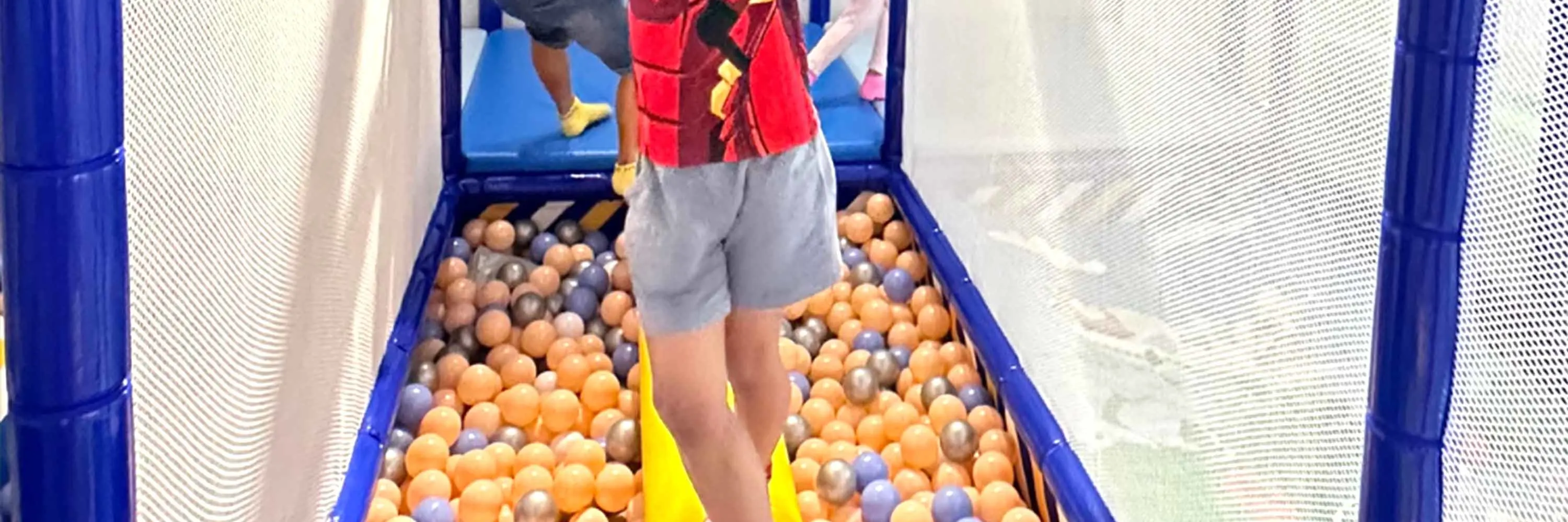 小孩子们荡秋千