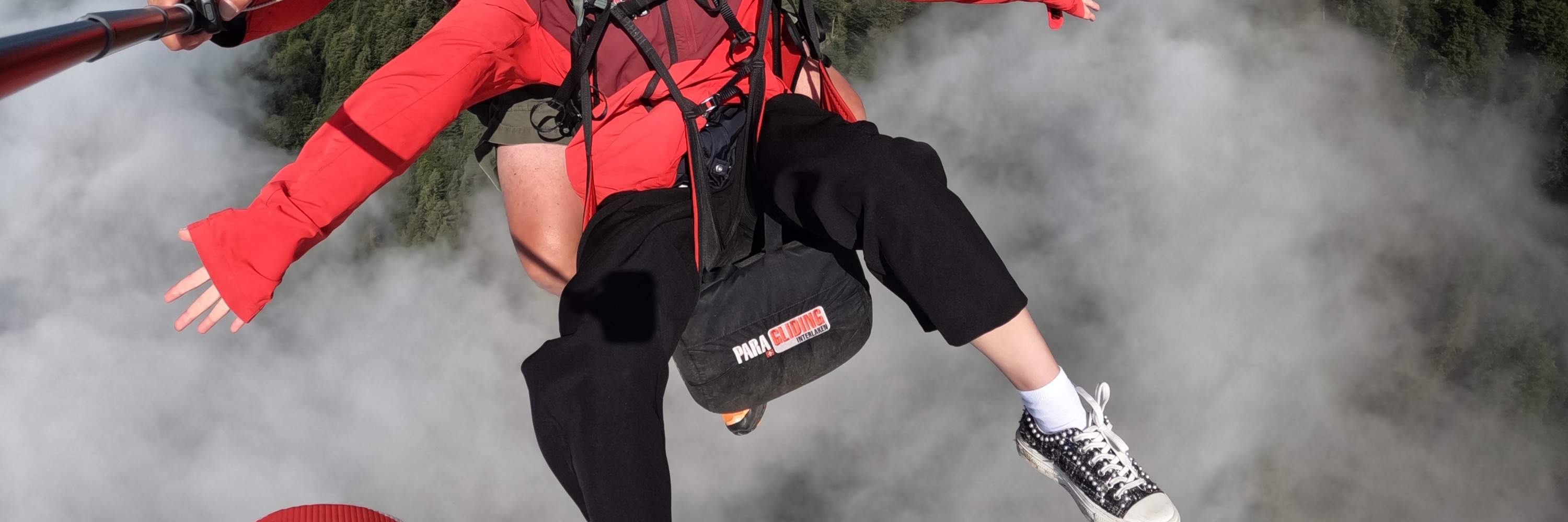 飛行員和參與者在滑翔傘時微笑