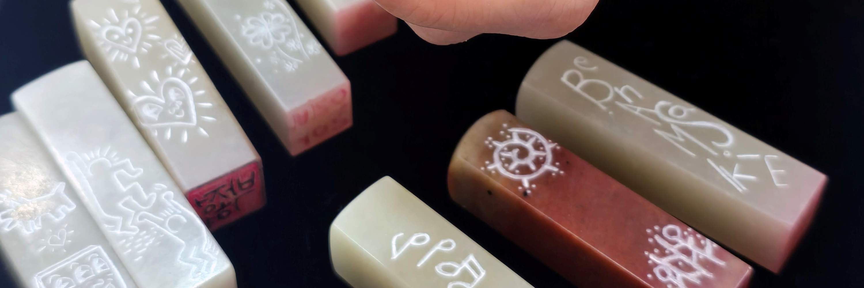 Suvenir Perjalanan Korea Terbaik! Stempel buatan tangan ini, yang dirancang dan diukir secara pribadi oleh anda di Seoul, jantung K-Pop dan K-Drama, akan menjadi suvenir terbaik untuk secara jelas menyimpan kegembiraan kunjungan anda ke Korea. Bagikan pen