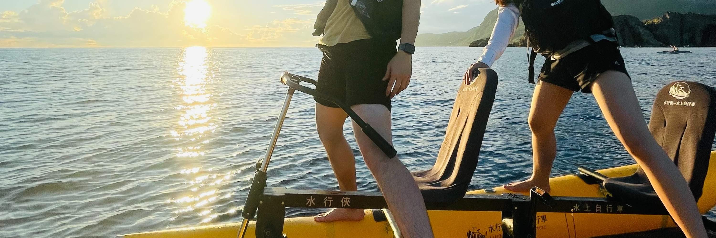 Водные велосипеды у скалы Сяньби-Янь