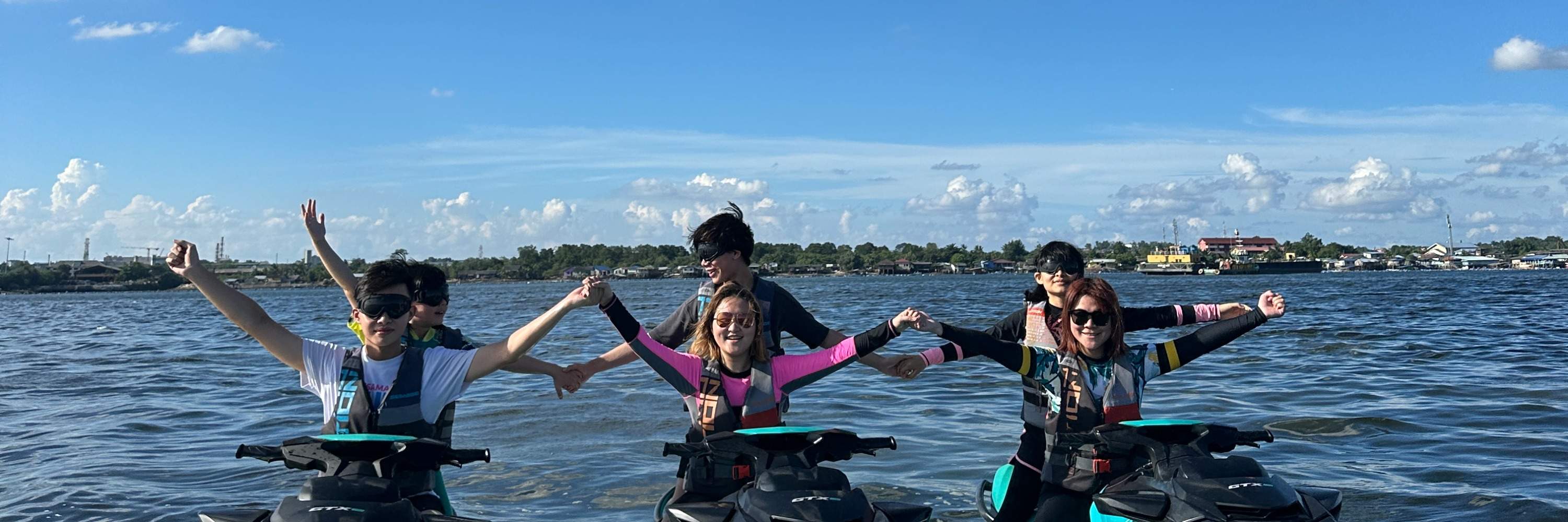 Motos acuáticas y yates en el embarcadero 