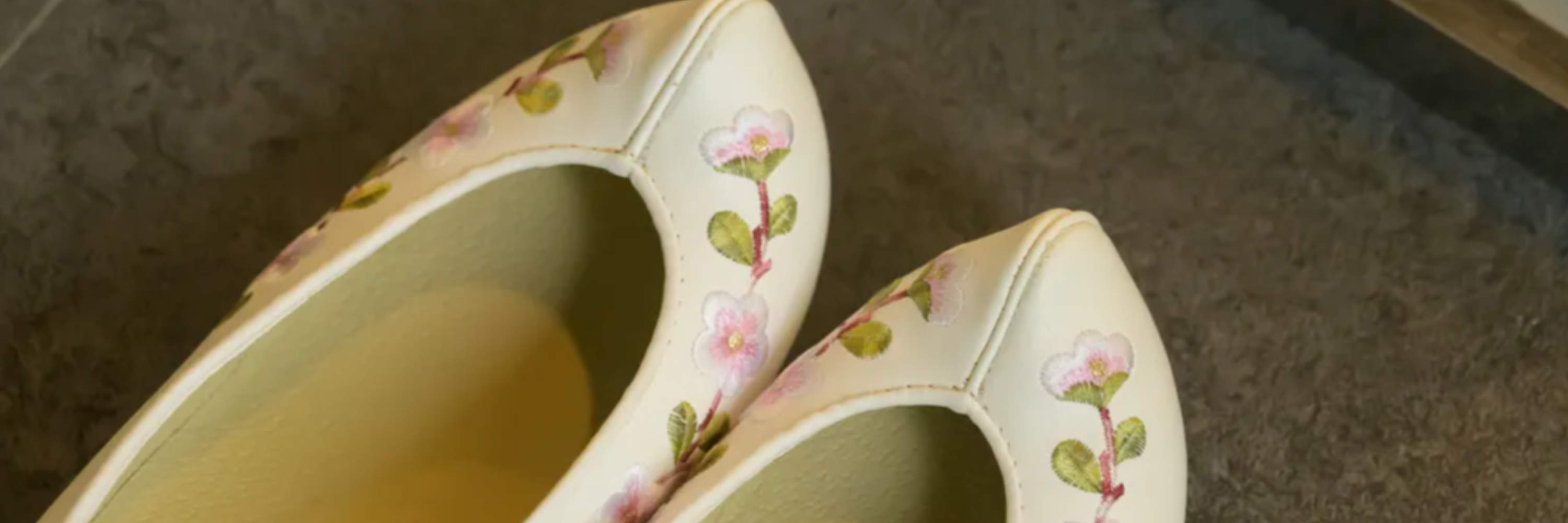 在韩国，我们常说“愿你只走在鲜花铺满的道路上”，以此祝愿人们的生活充满幸福和好运。
对于每一位穿着“花鞋”来访的客人，我们衷心希望您的旅程也同样美好。