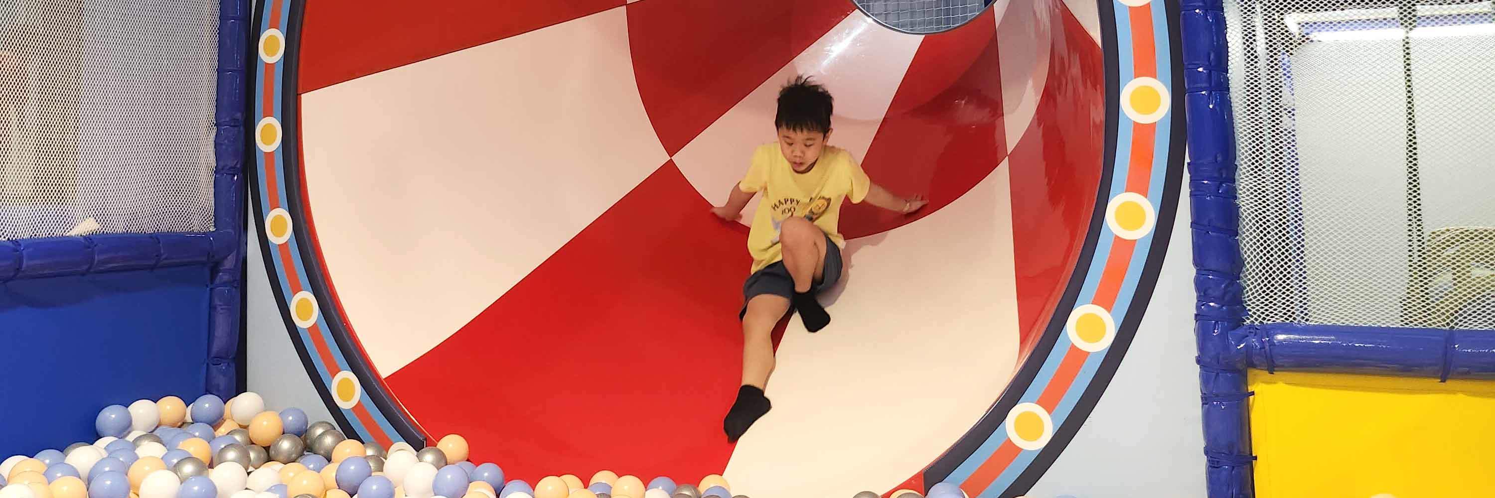 anak kecil di wahana berputar