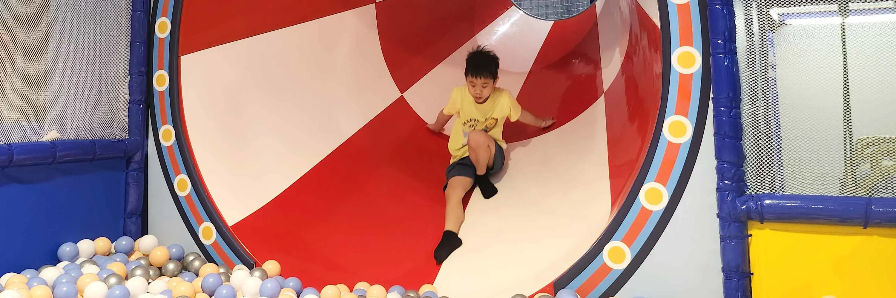 孩子在旋转景点