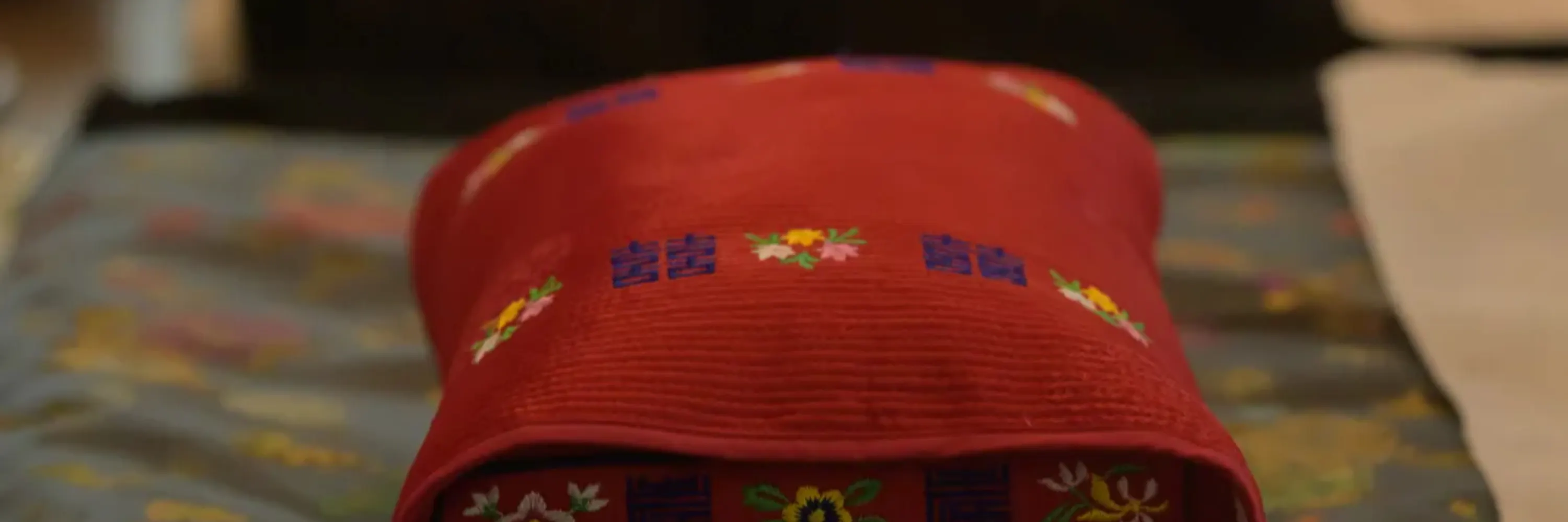 在寄托着美好祝福的枕头上享受片刻宁静。