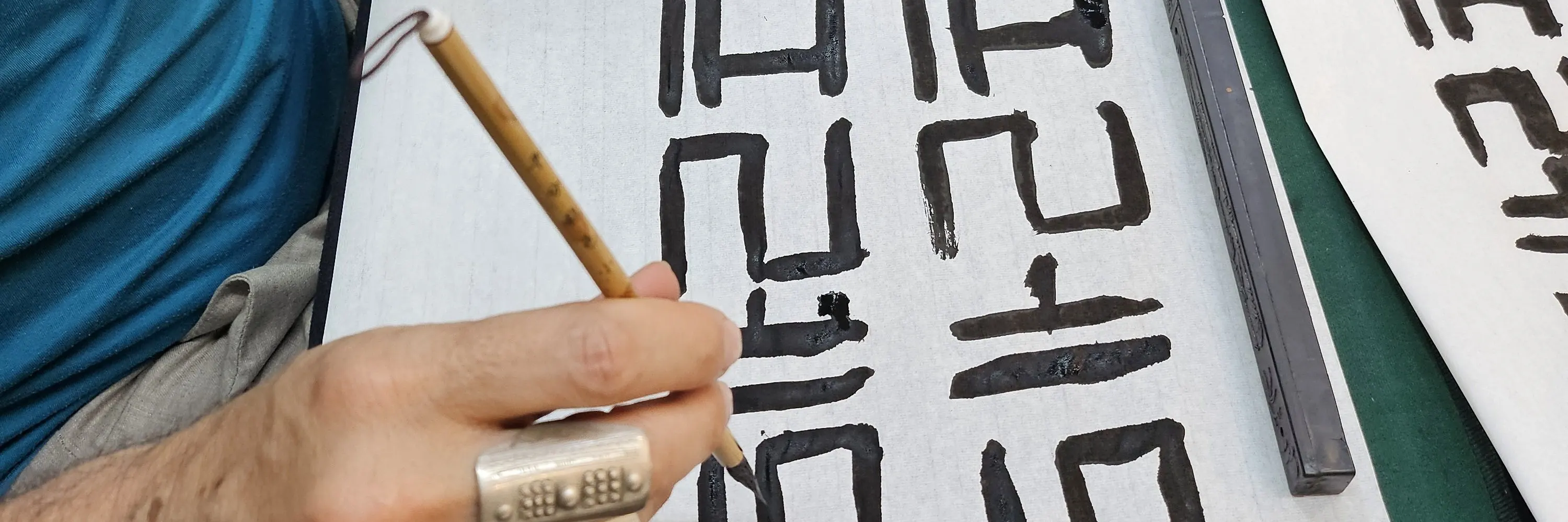 在首尔仁寺洞创作书法卷轴