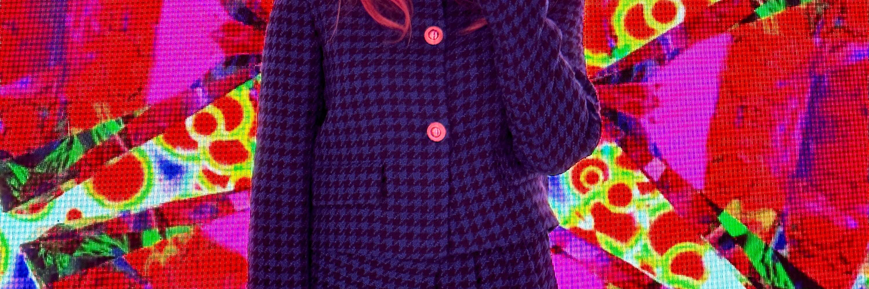 一个女孩站着