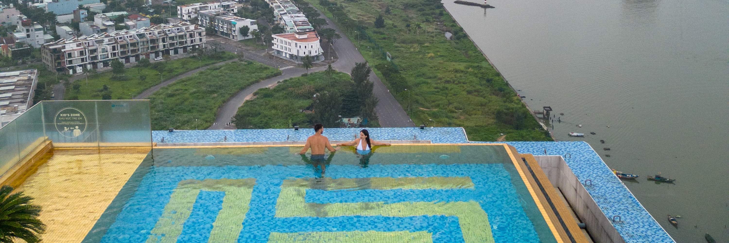 Petit-déjeuner flottant sur la piscine à débordement au Wyndham Danang Golden Bay