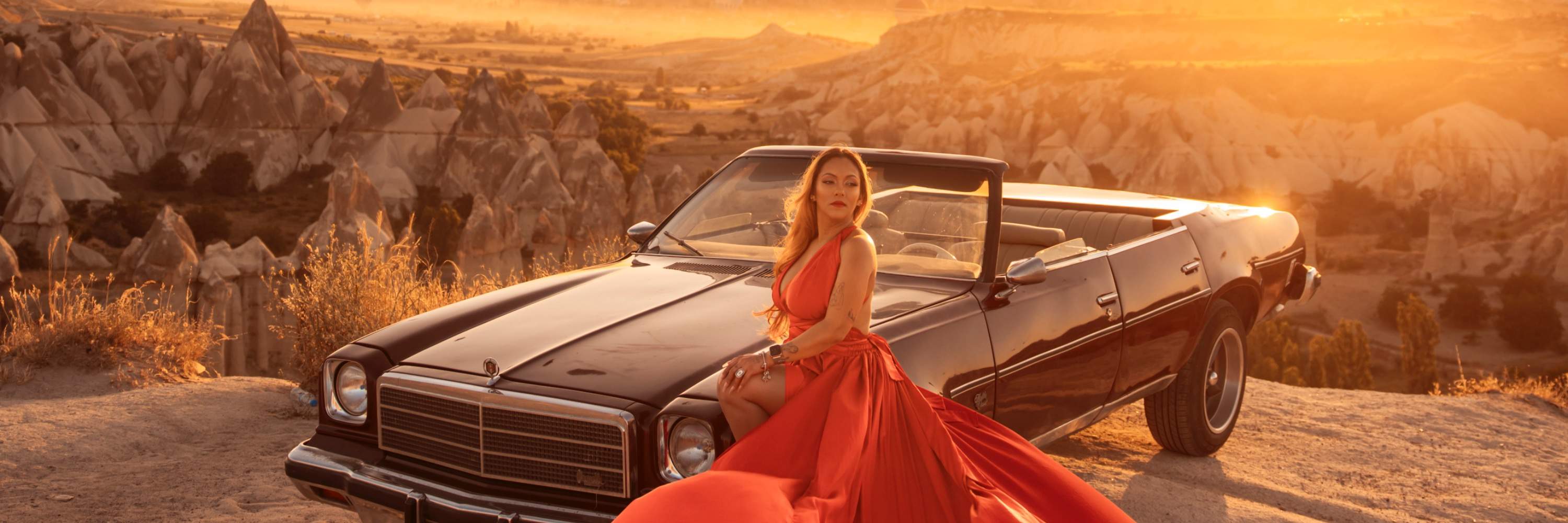 Déplacez-vous avec grâce et laissez la soie satinée danser avec vous.