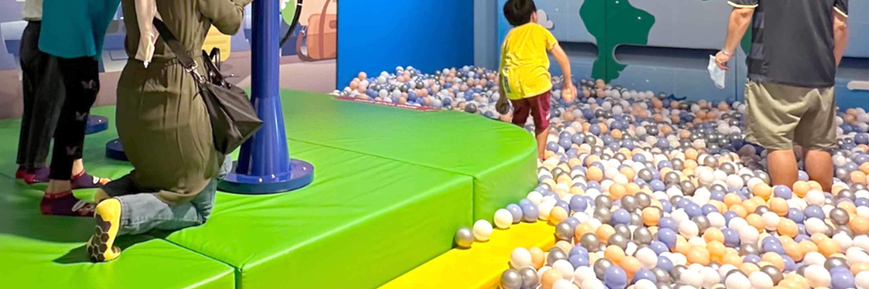 bambini che giocano nella piscina di palline