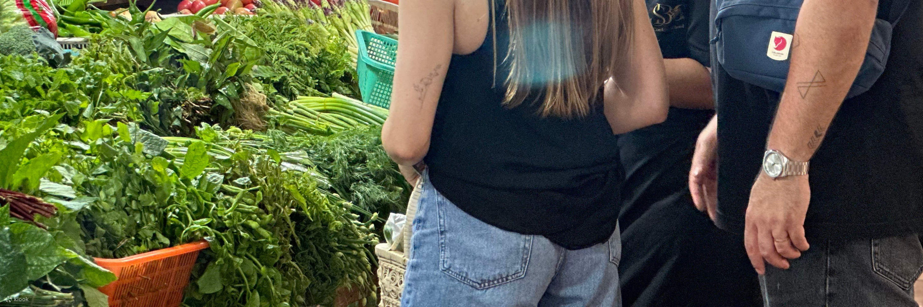 Ikuti tur pasar lokal untuk memilih bahan-bahan segar sebelum memasak.