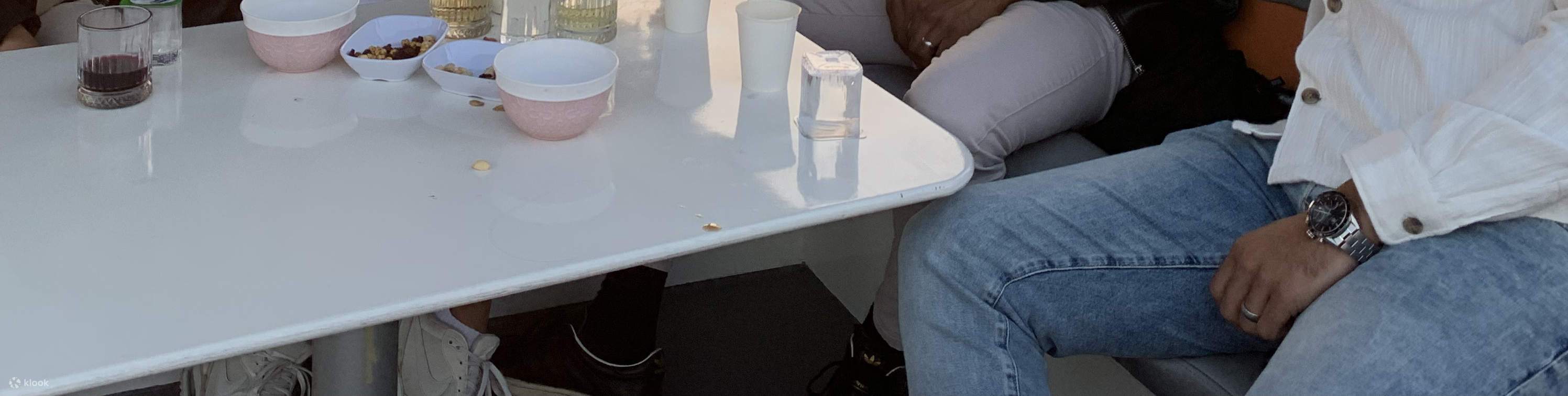 Crucero en yate al atardecer: vino, música, aperitivos y datos curiosos