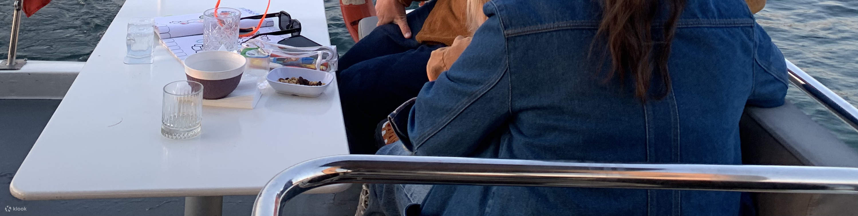 夕阳游艇巡航：美酒、音乐、小吃与趣味知识