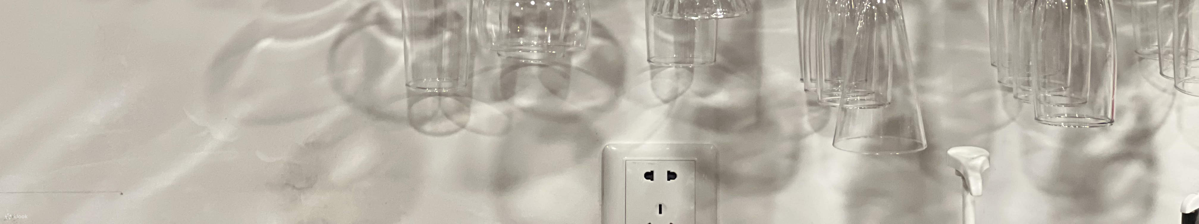 Ven a la calle Yongjia Road a un bar para aprender a preparar bebidas y hacer amigos