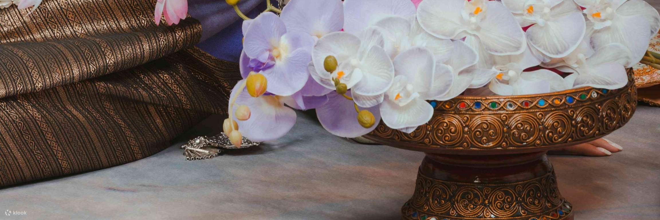 Foto studio dengan busana Thai, hasilkan foto yang memukau