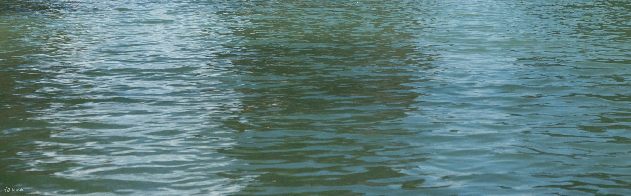 在洪島劃皮艇。