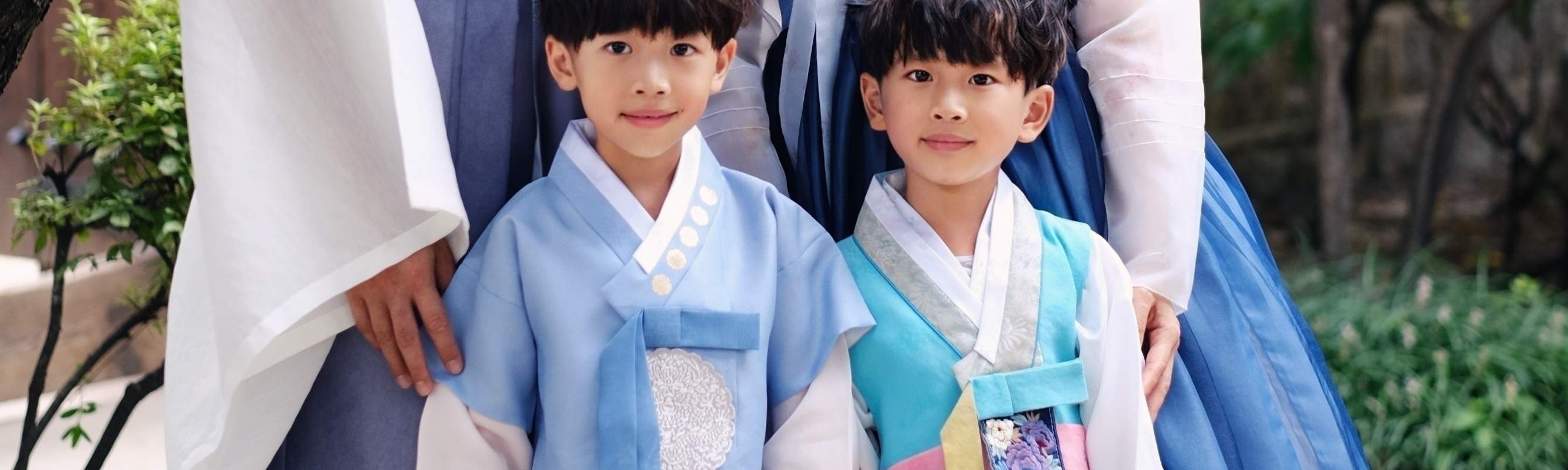 我们的儿童韩服系列从1岁婴儿的尺码开始。如需儿童韩服，请选择“奢华韩服”类别。