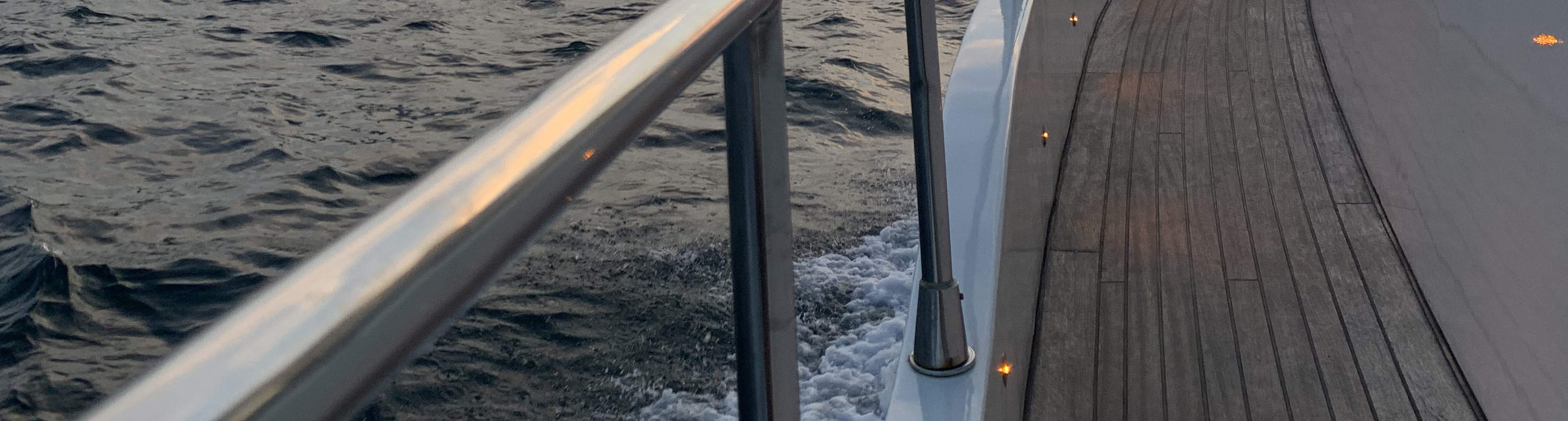 Crociera al tramonto in yacht: vino, musica, snack e curiosità