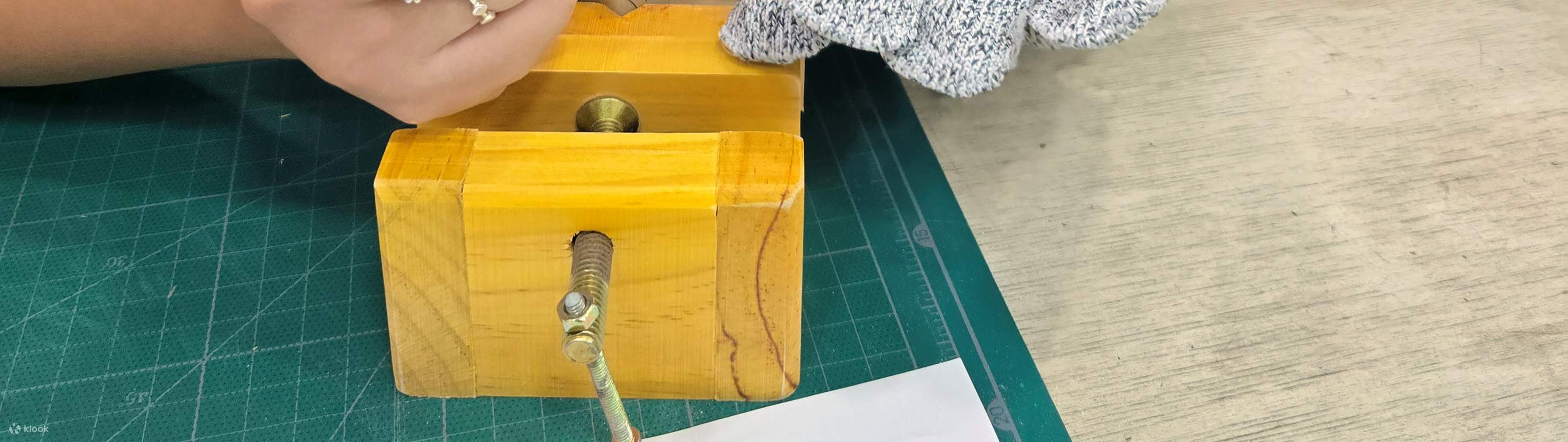 Desain dan Ukiran Hangeul: Anda akan mendesain nama Hangeul Anda dengan cara yang menonjolkan kepribadian dan gaya Anda.