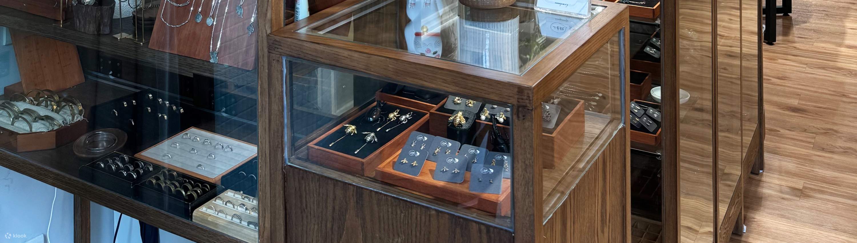 Ambiente de estudio, estilo de madera, limpio y luminoso