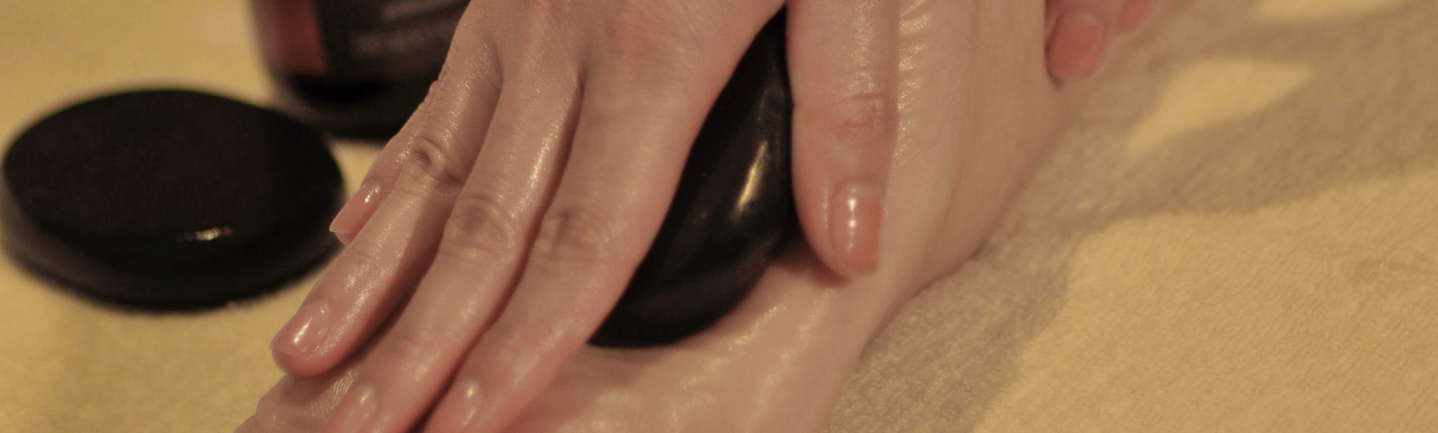 Notre massage aux pierres chaudes de 75 minutes combine des techniques expertes à l'huile d'herbes pour soulager les tensions musculaires. Cette thérapie traditionnelle offre une relaxation profonde et un rajeunissement complet du corps dans notre espace 