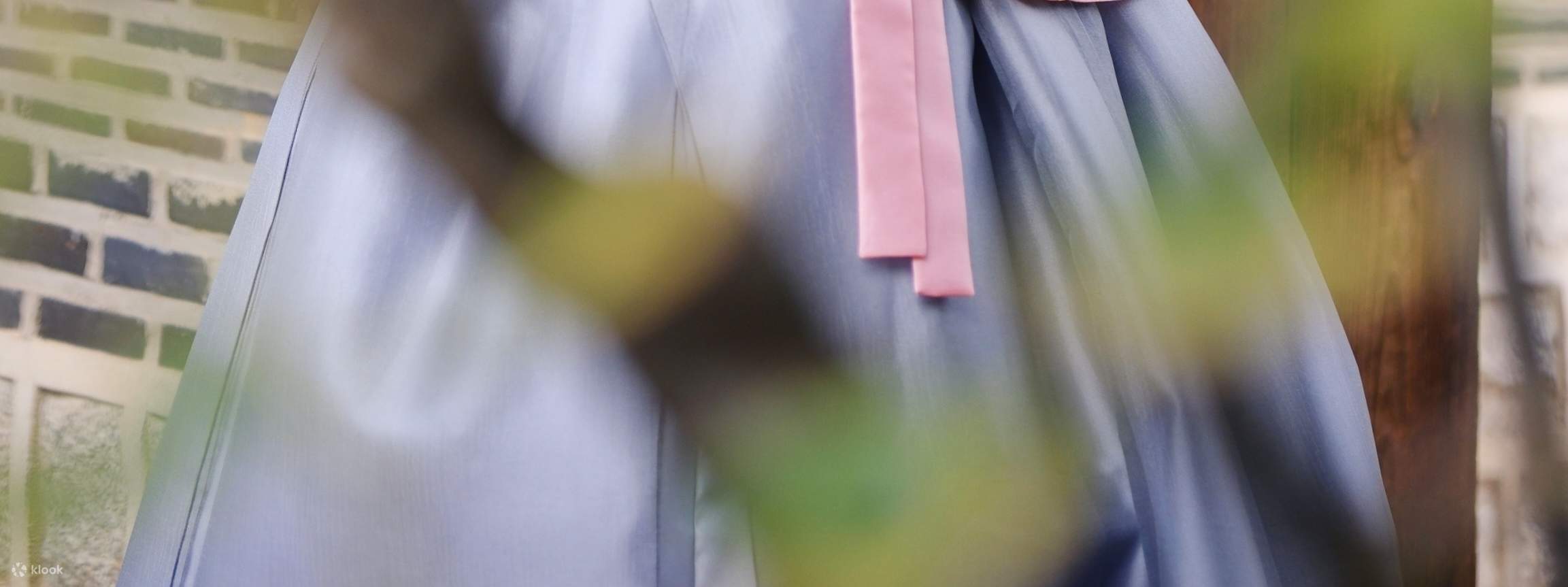 Es gibt eine höherwertige Option über unserer Premium Hanbok Linie, die als Special Hanbok bezeichnet wird. Diese Option ist nicht auf der Webseite aufgeführt, aber Sie können vor Ort darauf upgraden.