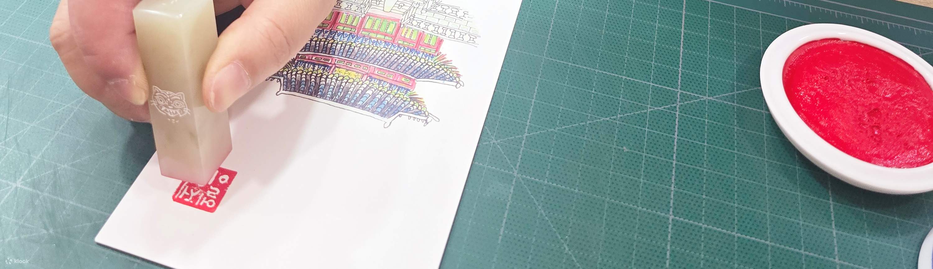 Segel adalah bentuk seni yang mengabadikan kisah anda pada fragmen batu kecil dengan cara istimewa, menggabungkan tiga elemen kaligrafi indah, gambar, dan ukiran. Ini akan menjadi tanda tangan unik anda, cap anda.