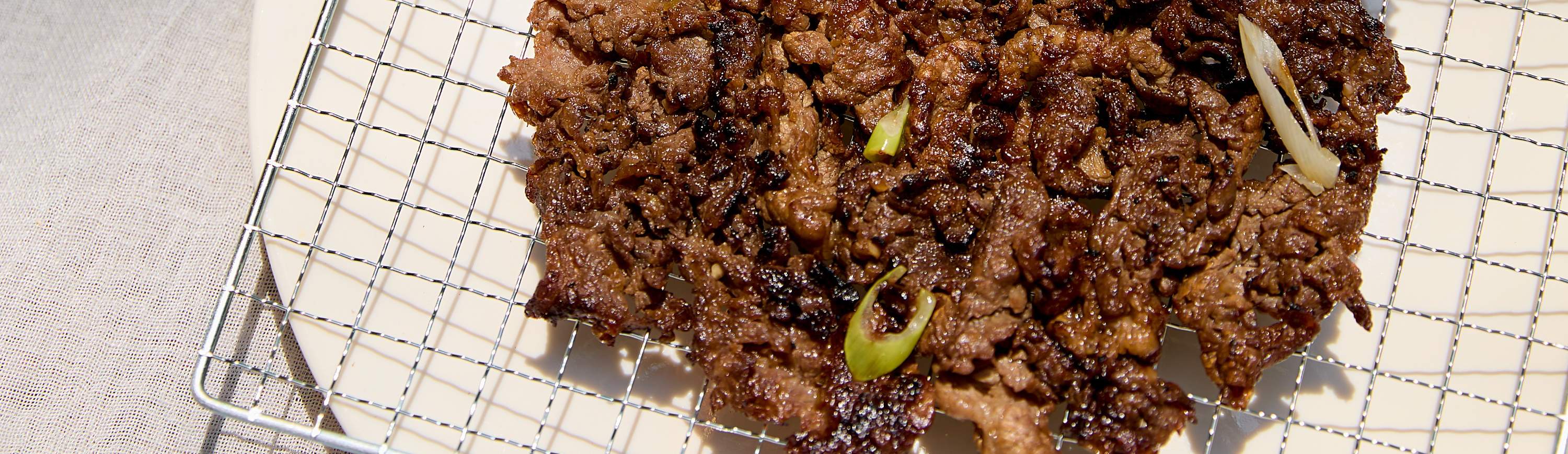 Pelajari cara membuat Bulgogi, hidangan daging populer dari Korea. Saus manis dan asinnya sangat cocok dipadukan dengan hidangan apa pun.