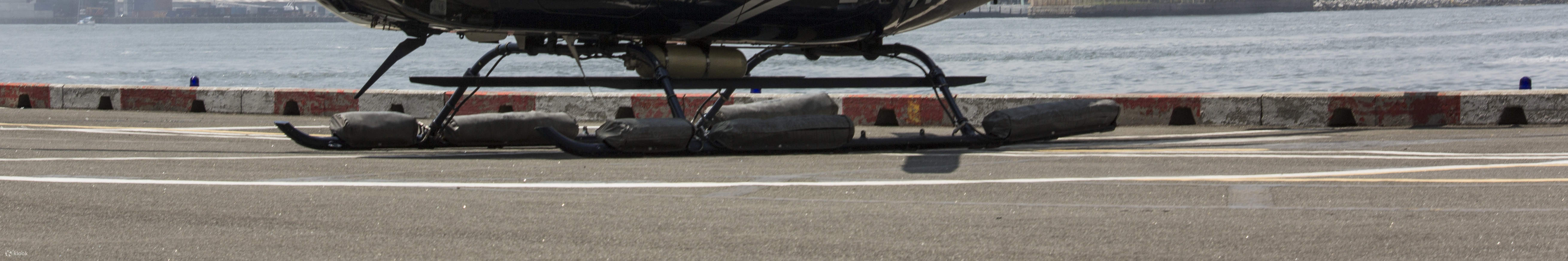 분주한 맨해튼 헬리포트에서 헬리콥터가 이륙하는 모습과 함께 숨 막힐 듯 아름다운 경치를 감상하세요.