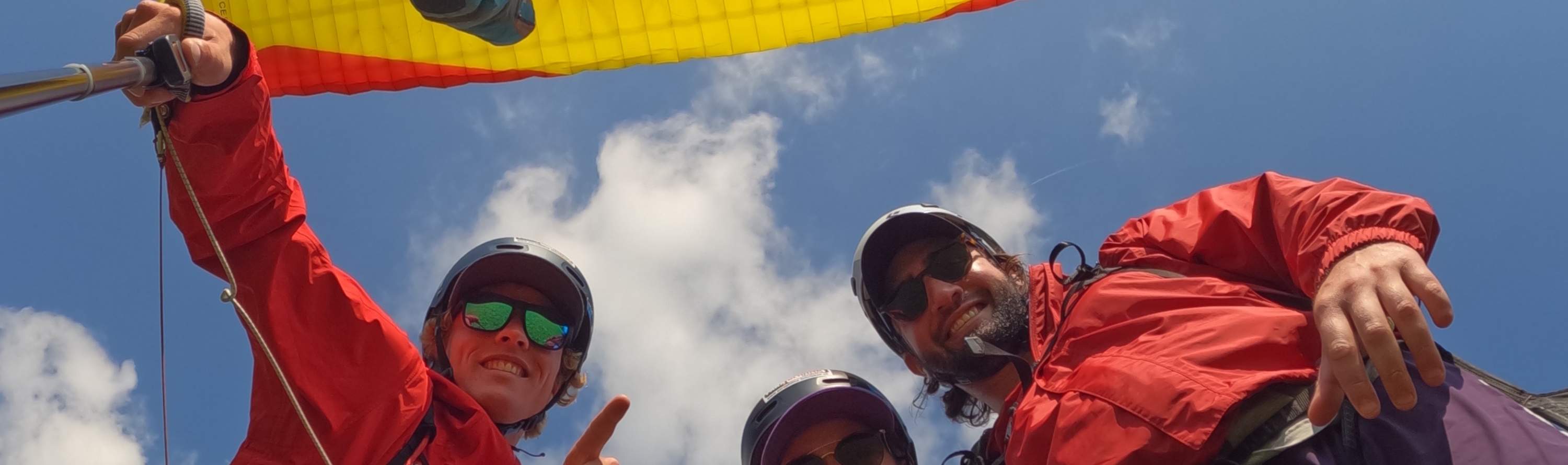 參與者和飛行員對着鏡頭微笑