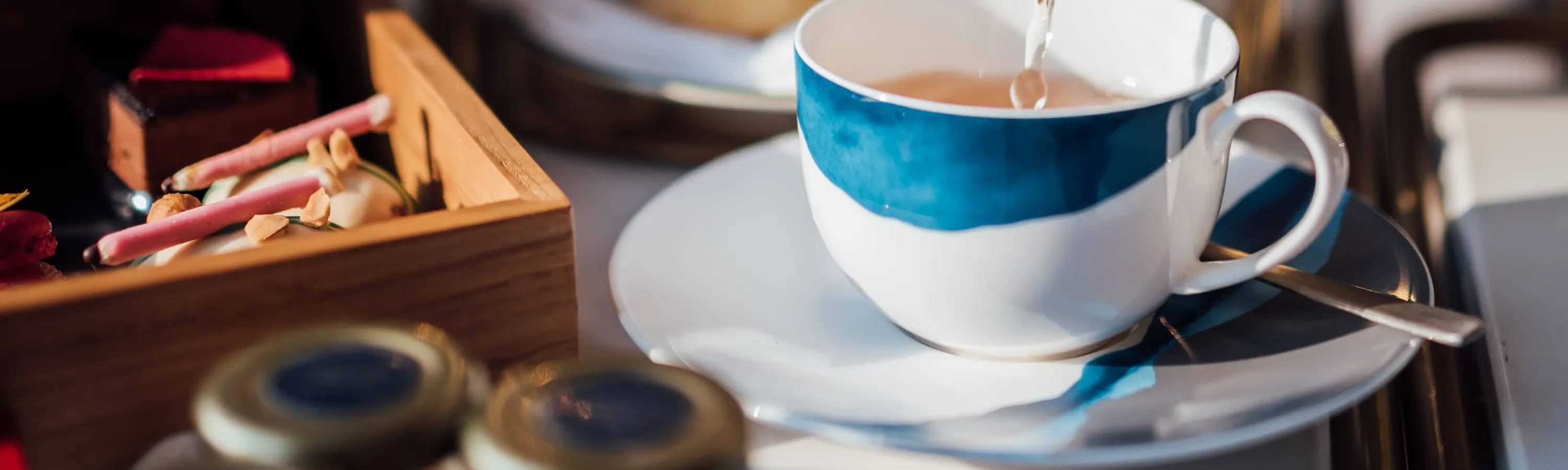 曼谷下午茶、曼谷豪华茶具、玛莱图书馆下午茶、金普顿玛莱茶具、曼谷下午茶、曼谷奢华用餐体验