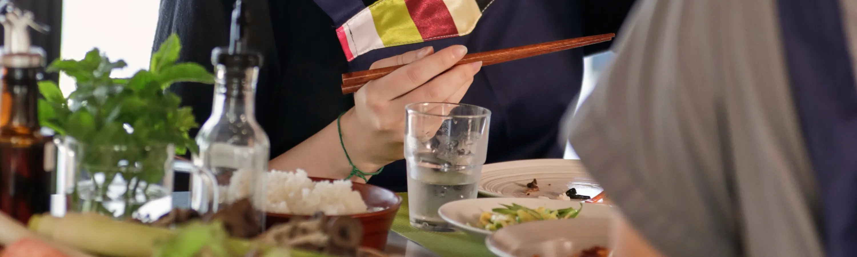 摆好桌子，你就可以享受这顿饭了。