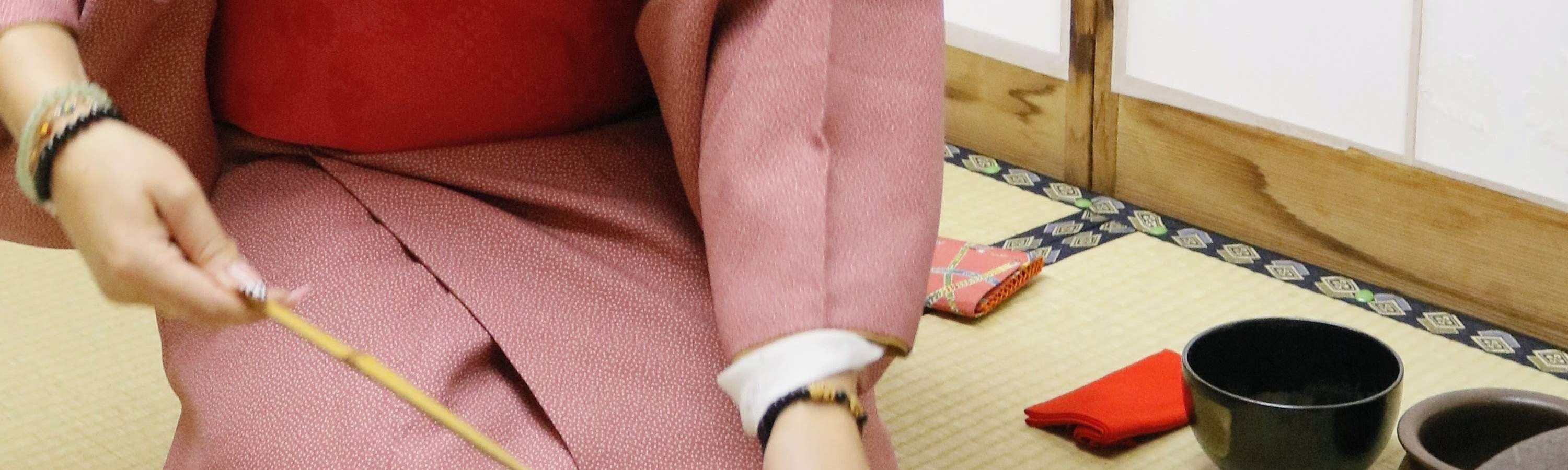 Learn Zen in a class of making Matcha Tand writing brushes in kimono
