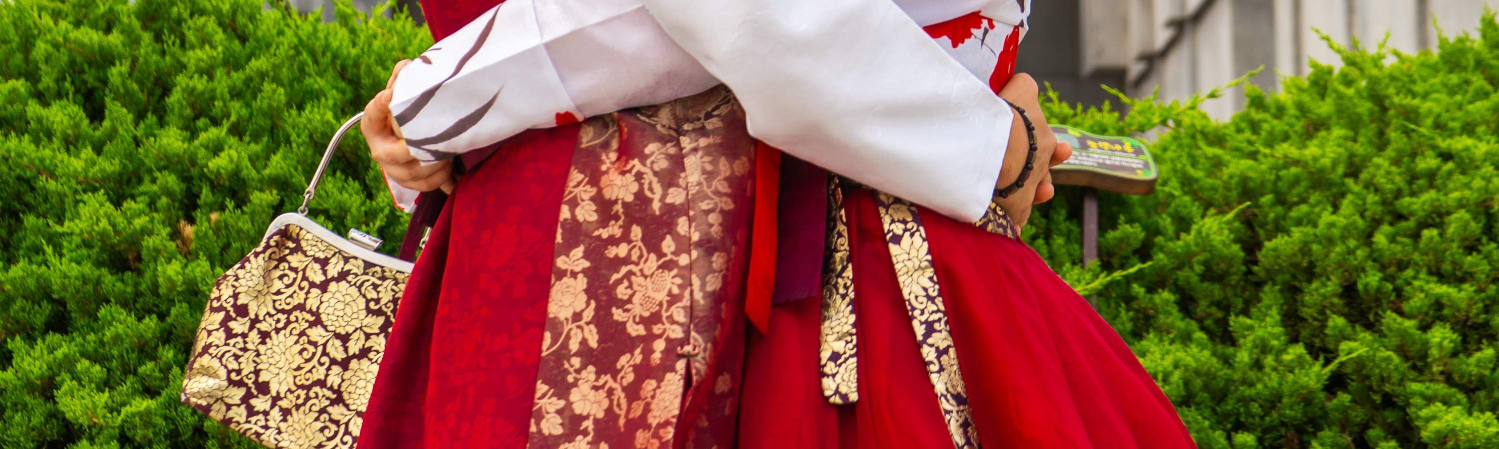 Abrazo con traje tradicional coreano personalizado